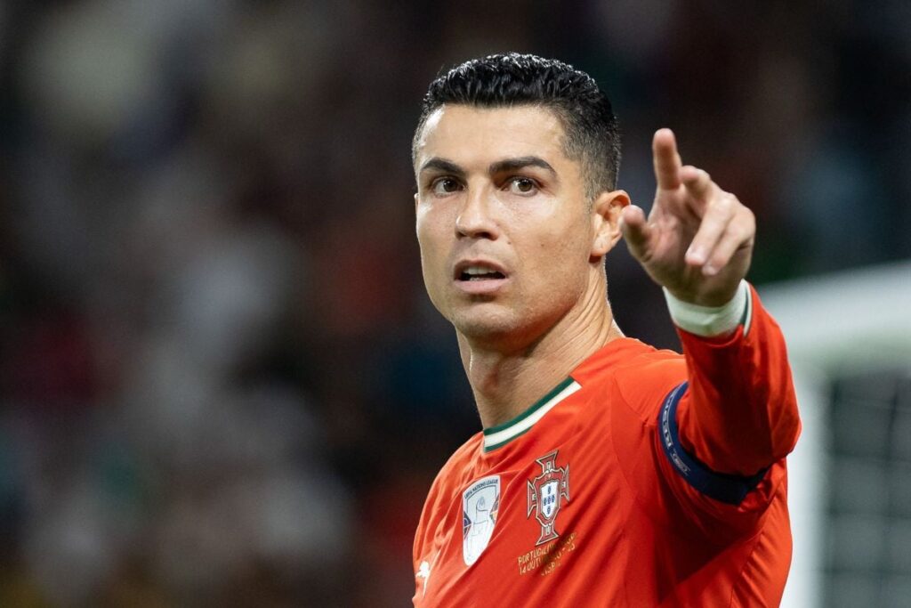 Cel mai bogat fotbalist din lume, fost jucător la Arsenal, are o avere de 10 ori mai mare decât Ronaldo Cristiano Ronaldo, în tricoul naționalei Portugaliei, arată cu degetul spre tribună, 14 octombrie 2025