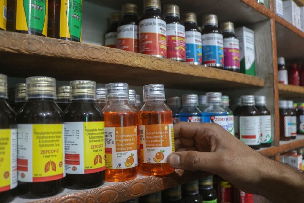 Un angajat aranjează siropuri de tuse la o farmacie din Srinagar, Jammu și Kashmir, pe 6 octombrie 2025