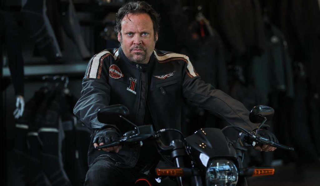 Charlie Ottle pe motocicletă