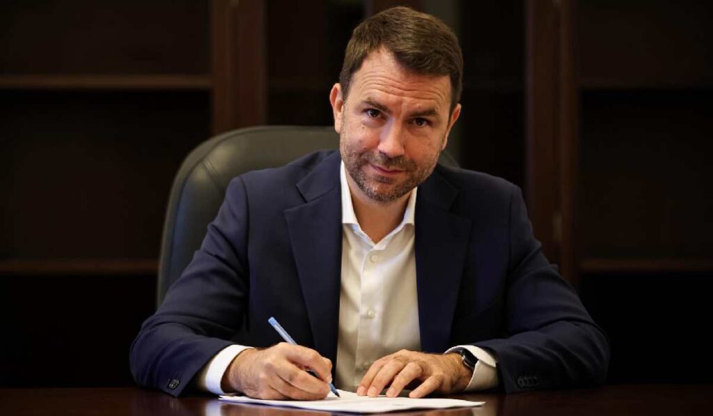 Cine este Cătălin Drulă, candidatul USR la Primăria București la alegerile din 7 decembrie 2025 Cătălin Drulă, în birou, în timp ce semnează un document