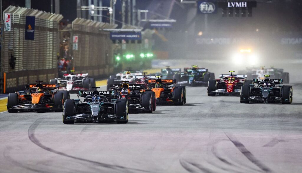 Start of the race, 63 RUSSELL George (gbr), Mercedes AMG F1 Team W16, action during the 2025 Formula 1 Singapore Grand Prix, 18th round of the 2025 FIA Formula One World Championship from October 3 to 5, 2025 on the Marina Bay Street Circuit, in Singapore -