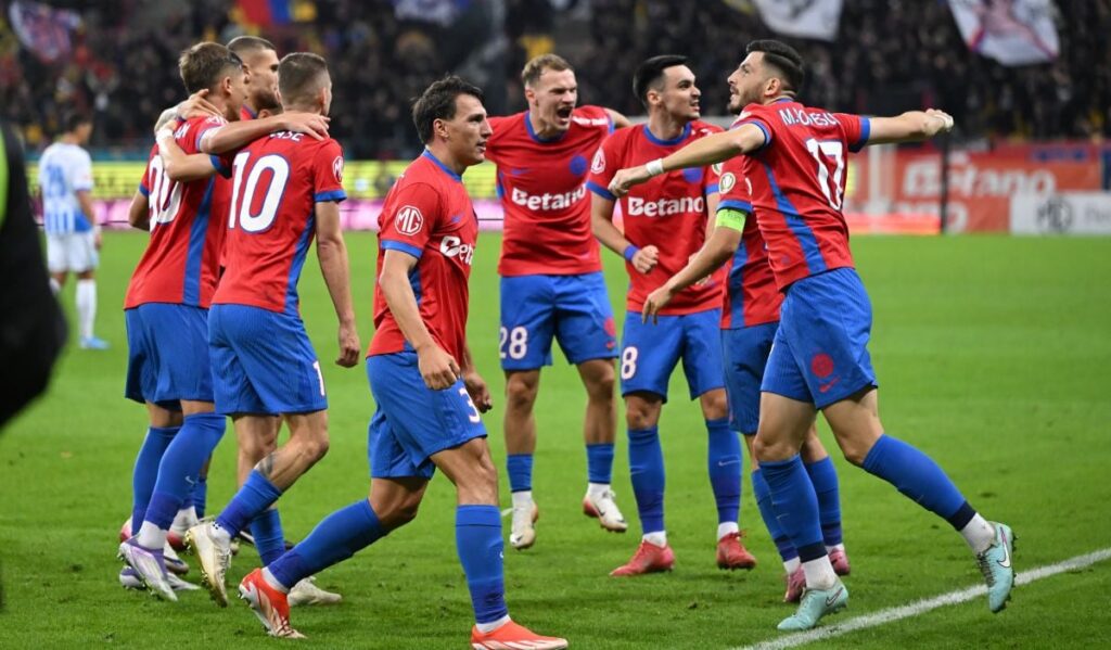 Fotbalistii ros-albastrii Risto Radunovic, Grigoraș Alexandru Pantea, Adrian Gheorghe Șut si Mihai Popescu se bucura dupa un gol marcat in meciul dintre FCSB si Universitatea Craiova, contand pentru Superliga Superbet, desfasurat pe Arena Nationala din Bucuresti, duminica 5 octombrie 2025. © FOTO:Razvan Pasarica/SPORT PICTURES