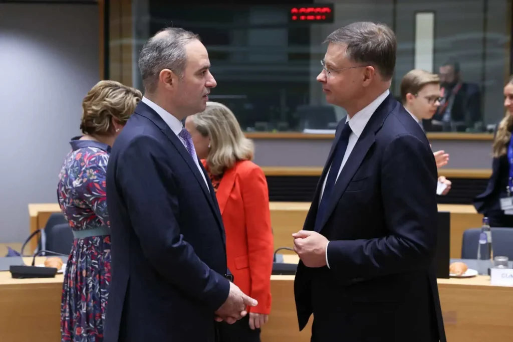 Comisarul European Valdis Dombroskis: României i-ar putea fi recunoscute eforturile pentru implementarea efectivă a recomandărilor privind corectarea deficitului Comisarul European Valdis Dombroskis: României i-ar putea fi recunoscute eforturile pentru implementarea efectivă a recomandărilor privind corectarea deficitului