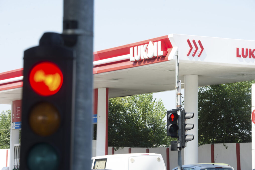 Compania rusă Lukoil, cu o prezență puternică și în România, își vinde activele internaționale după sancțiunile impuse de SUA. Veniturile gigantului petrolier ar putea scădea cu 30% Compania rusă Lukoil, cu o prezență puternică și în România, își vinde activele internaționale după sancțiunile impuse de SUA. Veniturile gigantului petrolier ar putea scădea cu 30%