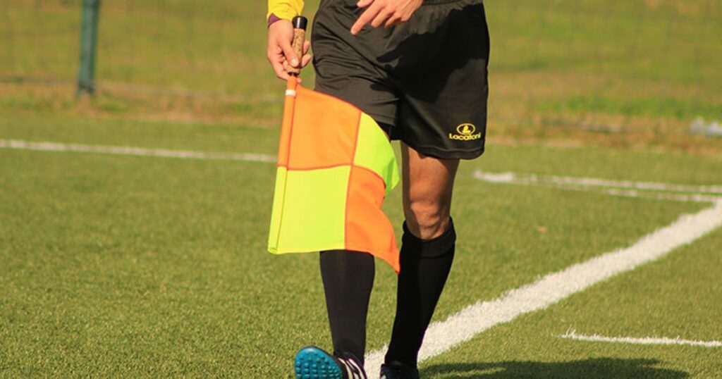 Comportament josnic în România: un fotbalist și-a dat jos chiloții în fața arbitrului, l-a scuipat, agresat și umilit Comportament josnic în România: un fotbalist și-a dat jos chiloții în fața arbitrului, l-a scuipat, agresat și umilit