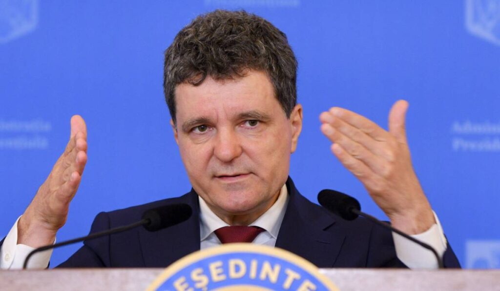 Președintele României Nicușor Dan, gesticulează cu palmele și explică ceva în timpul unei conferințe de presă