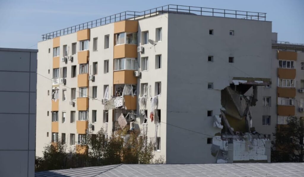 Un bloc unde a avut loc o explozie