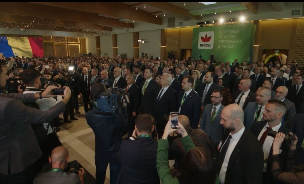 Congresul UDMR: Premierul, criticat că a rămas la intonarea Imnului secuiesc, în timp ce Grindeanu a plecat. Explicația lui Bolojan: „Au propriile melodii de suflet”