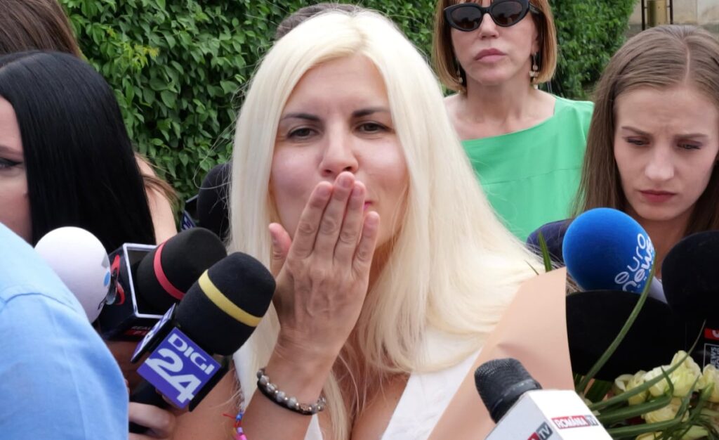 Cum a apărut Elena Udrea îmbrăcată la întoarcerea în Parlament. Rochia mulată și decolteul generos au atras atenția tuturor