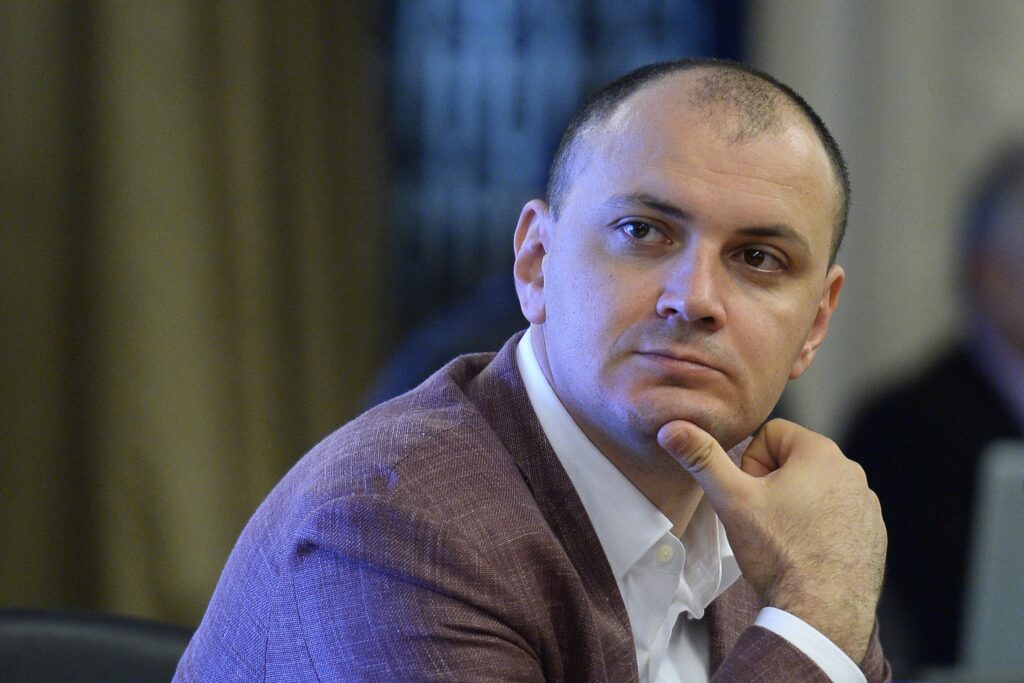 Deputatul PSD Sebastian Ghita participa la audierile reprezentantilor SRI, la Palatul Parlamentului, in Bucuresti, marti, 24 iunie 2014. Conducerea SRI este audiată de căre Comisia parlamentară de control al activitatii SRI, care doreste să afle în ce măsură presedintele Traian Băsescu a fost informat de serviciu în legătură cu implicarea fratelui său în scandalul de trafic de influenta cu membrii. OCTAV GANEA / MEDIAFAX FOTO