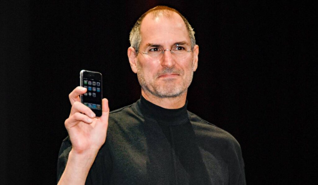 Steve Jobs, îmbrăcat în negru, prezintă primul iPhone în 2007.