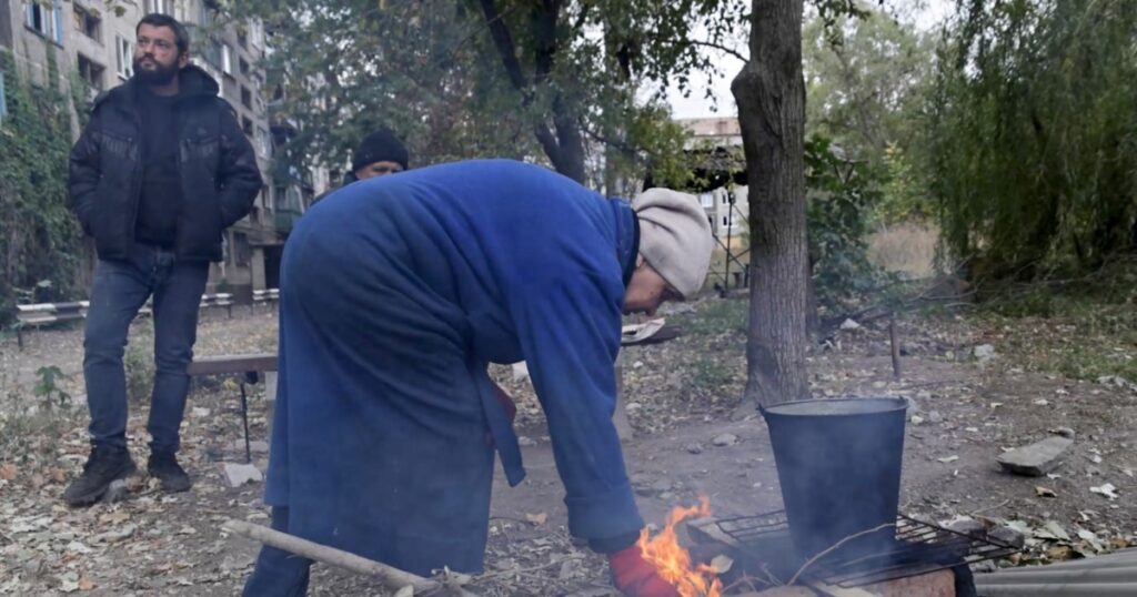 Cum rezistă puținii civili rămași în Kosteantînivka, în ciuda bombardamentelor constante