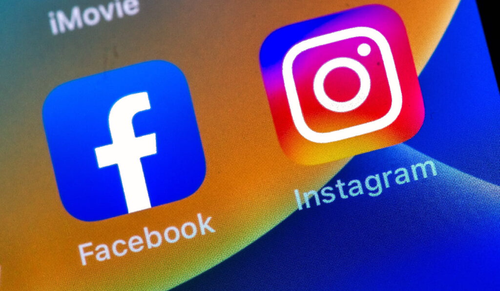 Imaginea este un prim-plan al ecranului unui smartphone sau al unei tablete, prezentând cele două pictograme principale ale aplicațiilor de socializare: Facebook și Instagram. Siglele sunt afișate pe un fundal colorat și estompat (posibil ecranul principal al telefonului), împreună cu numele aplicațiilor.