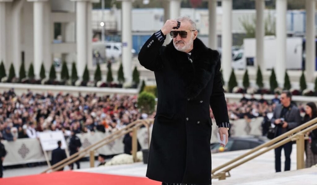 Cum și-a făcut apariția Gigi Becali la ceremonia de sfințire a Catedralei Mântuirii Neamului Cum și-a făcut apariția Gigi Becali la ceremonia de sfințire a Catedralei Mântuirii Neamului. Toți ochii au fost ațintiți asupra lui