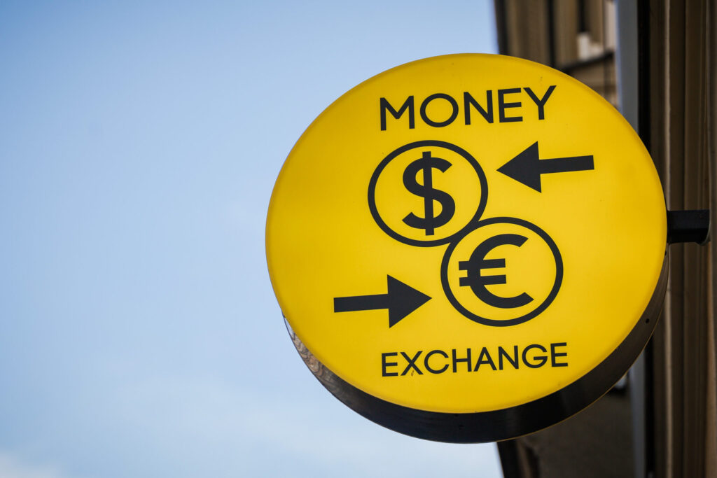 Curs valutar, 23 octombrie. Euro scade, aurul urcă din nou