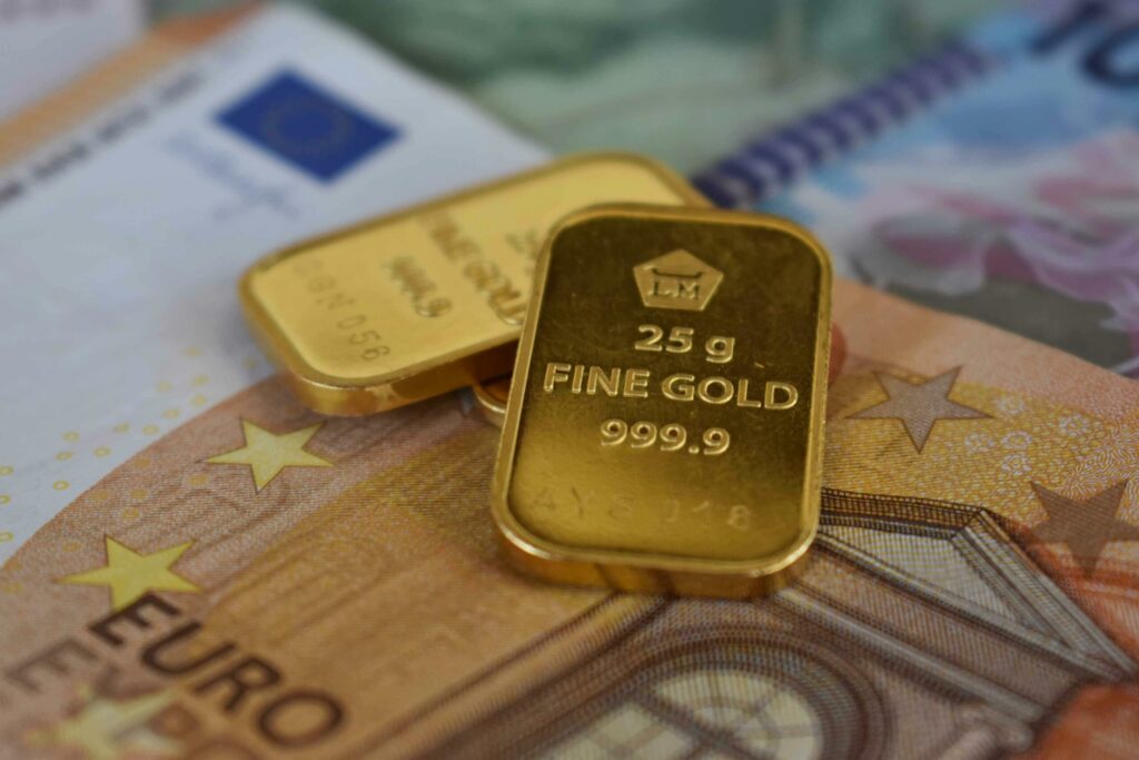 Curs valutar, 8 octombrie. Aurul atinge noi maxime, iar euro crește constant