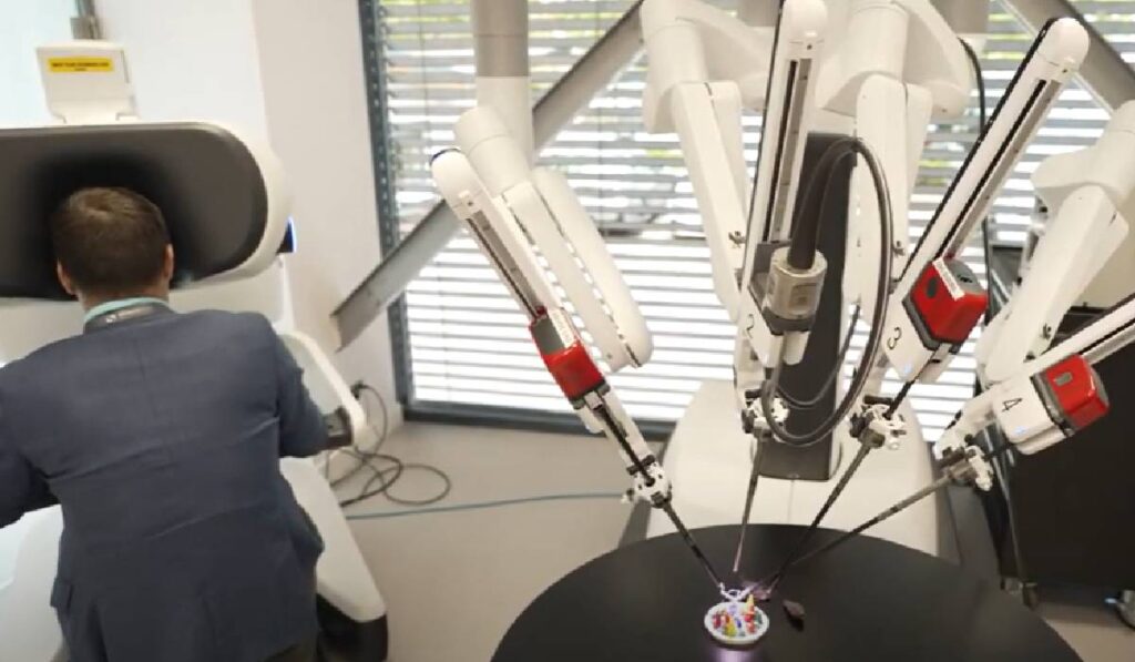 Robotul are patru brațe care se pot mișca și independent care de fapt operează cu ajutorul consolei, cu 500 de unghiuri de rotație