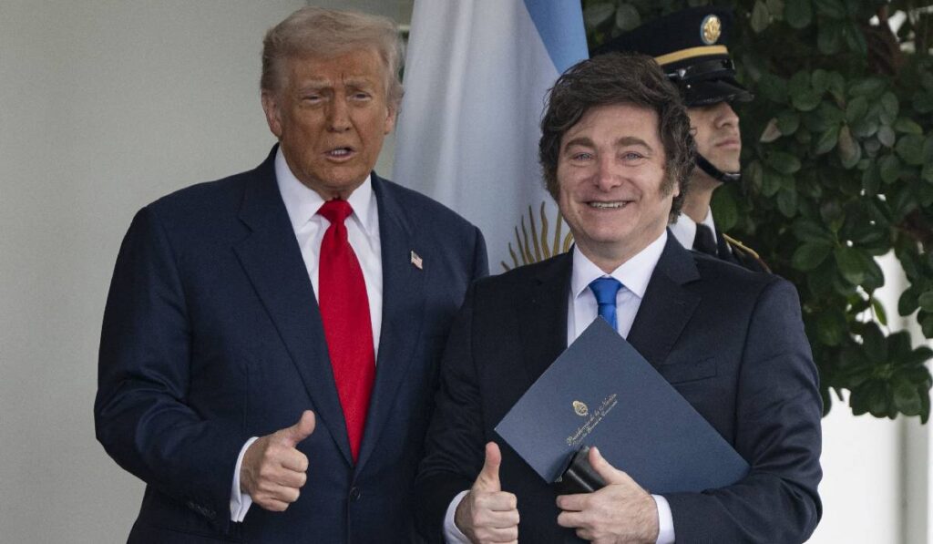 Datoria Argentinei a ajuns la 55 de miliarde de dolari, dar Donald Trump se bucură de victoria lui Javier Milei Președintele Statelor Unite, Donald Trump, alături de președintele Argentinei, Javier Milei, la Casa Albă din Washington DC, pe 14 octombrie 2025. Amândoi țin degetul mare ridicat, fericiți