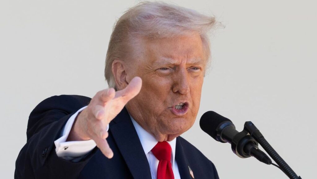 De ce a devenit Venezuela obsesia lui Trump și cum se leagă asta de revenirea la Doctrina Monroe? Donald Trump, președintele SUA, in sacou negru, camasă albă si cravata, rosie, cu mana dreapta ridicata si palma deschisa, orientata in fata, surprins in timp ce vorbeste la microfon