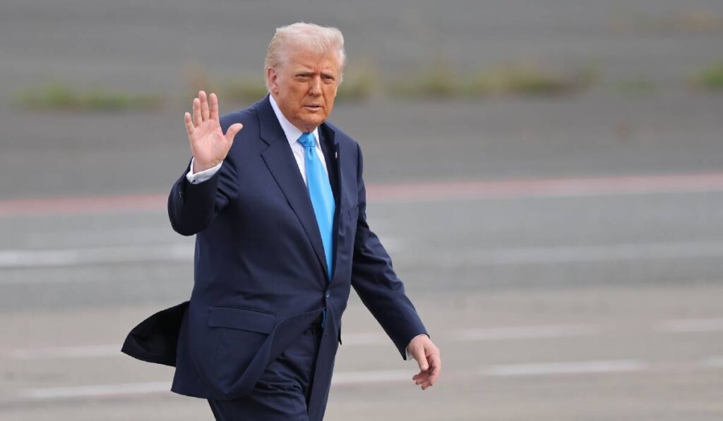 Deciziile financiare ale administrației Trump ar putea ajuta Ucraina – dar ar putea devasta restul lumii Președintele american Donald Trump salută în timp ce se îndreaptă spre Air Force One pentru plecarea sa spre Coreea de Sud, pe aeroportul Haneda din Tokyo.