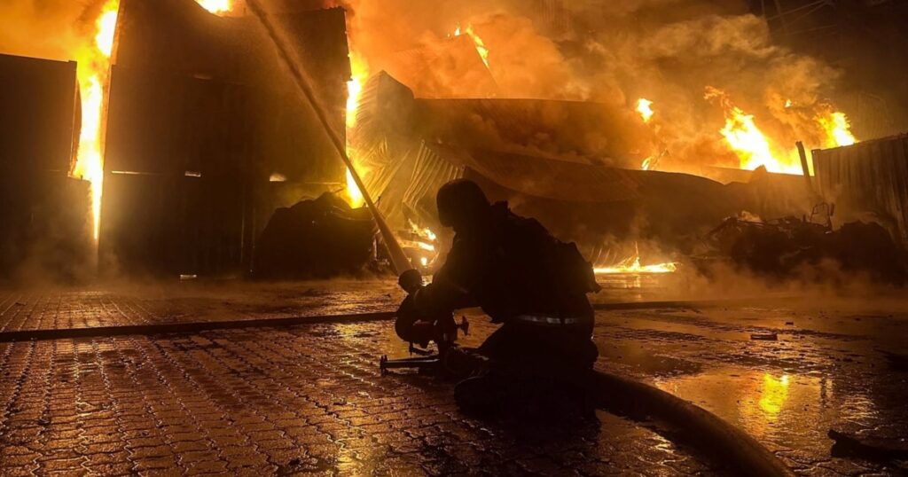 Depozitul petrolier cheie din Crimeea arde după atacurile aeriene ucrainene; Odesa, de asemenea, lovită de Rusia