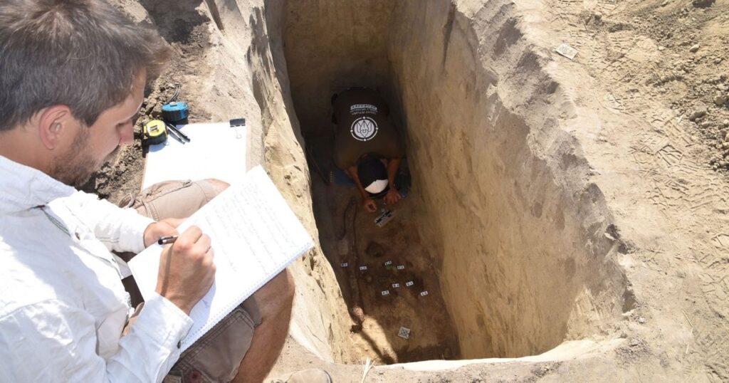 Descoperire arheologică rară în Ungaria: sabia și bijuteriile unui vechi războinic, scoase la lumină după 1.300 de ani Descoperire arheologică rară în Ungaria: sabia și bijuteriile unui vechi războinic, scoase la lumină după 1.300 de ani