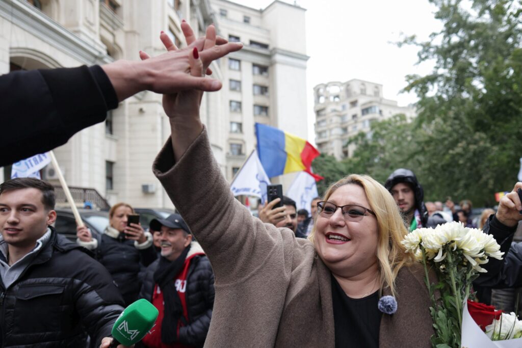 Diana Șoșoacă, inculpată oficial. Baie de mulțime la Parchet și urlete la portavoce: Când eu voi fi președintele României, toți veți fi în pușcărie și la canal! (Galerie foto&Video)
