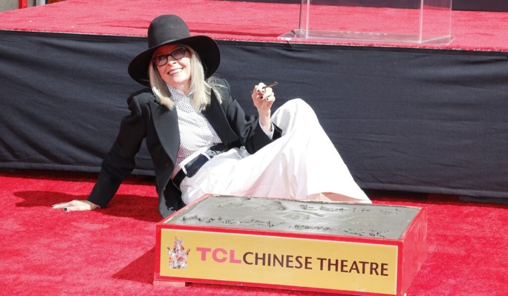 Diane Keaton la ceremonia de amprentare a mâinilor și picioarelor, organizată la TCL Chinese Theater din Hollywood, SUA, pe 11 august 2022.