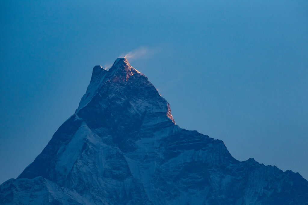 Doi alpiniști au murit în urma unei expediții pe muntele Ama Dablam din Himalaya Doi alpiniști au murit în urma unei expediții pe muntele Ama Dablam din Himalaya
