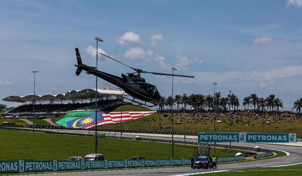 Doi piloți de Moto3, transportați cu elicopterul la spital după un accident grav pe circuitul de la Sepang Piloți transportați cu elicopterul la spital după un accident grav pe circuitul de la Sepang