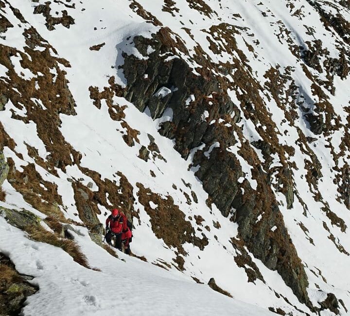 Doi turiști au murit după ce au căzut sute de metri pe o pantă în Munții Făgăraș Doi turiști au murit după ce au căzut sute de metri pe o pantă în Munții Făgăraș