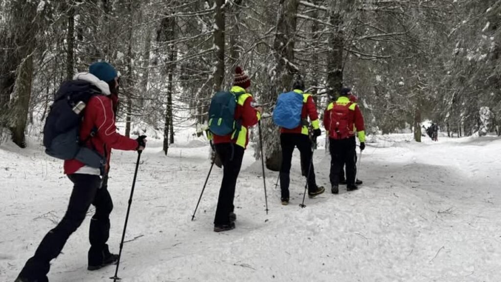 Doi turiști blocați în zăpadă, salvați de echipa Salvamont Brașov în Munții Bucegi