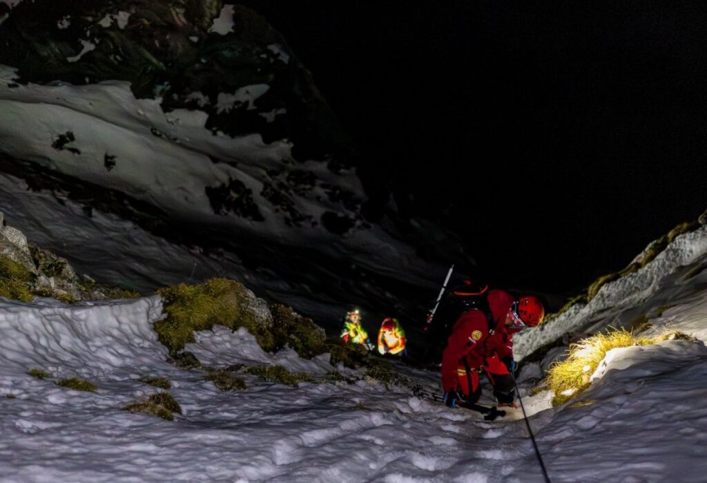 Doi turiști, salvați după o misiune nocturnă a salvamontiștilor din Zărnești. La un pas de un deznodământ tragic