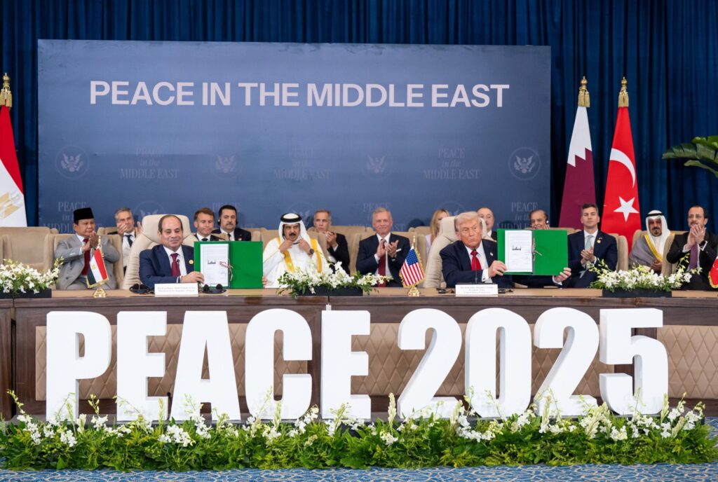 13 octombrie 2025, Egipt, Sharm El-Sheikh: Președintele egiptean Abdel Fattah El-Sisi (stânga) și președintele american Donald Trump pozează cu acordul semnat la Summitul de pace de la Sharm El-Sheikh din Egipt. Întâlnirea șefilor de stat și de guvern are ca scop discutarea sprijinului pentru Fâșia Gaza în urma armistițiului dintre Israel și Hamas.