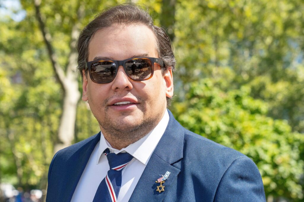Donald Trump l-a eliberat din închisoare pe George Santos, fost congresman condamnat pentru fraudă