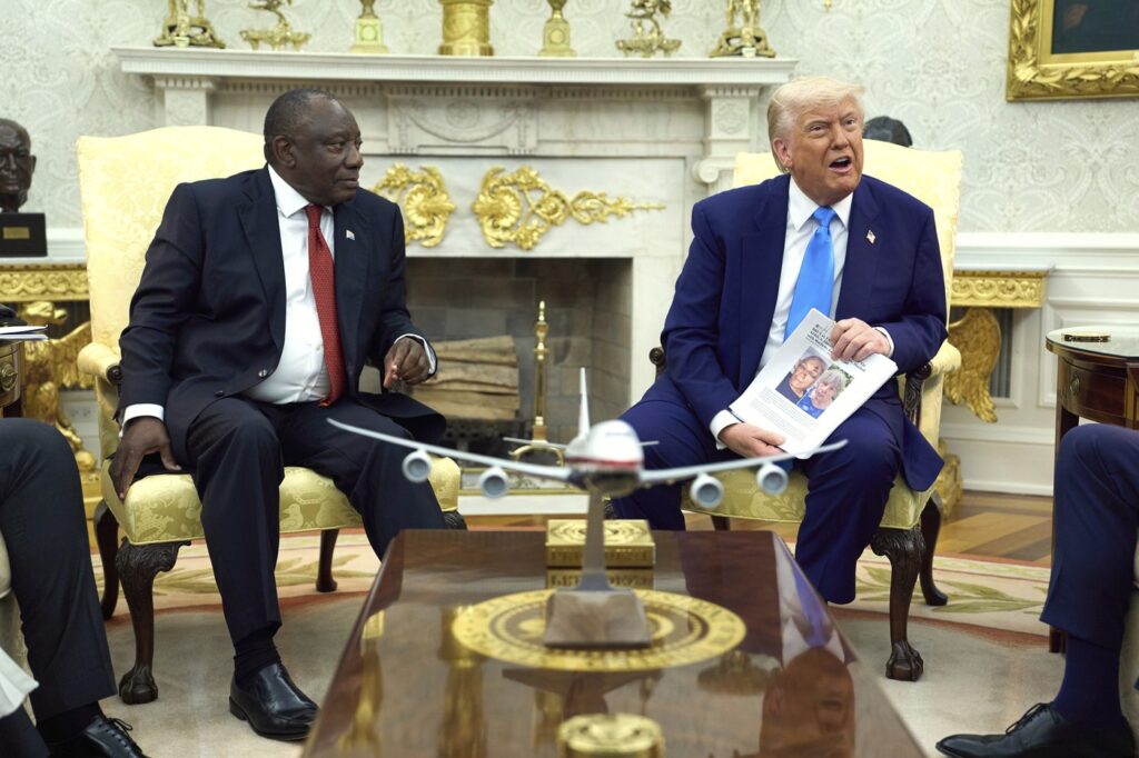 Donald Trump limitează numărul de refugiați primiți în SUA la 7.500 și le acordă prioritate sud-africanilor albi Donald Trump limitează numărul refugiaților primiți în SUA la 7.500 și le acordă prioritate sud-africanilor albi