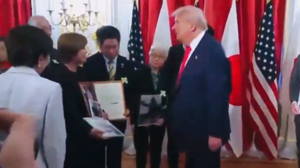 Donald Trump s-a întâlnit cu familiile japonezilor răpiți de Coreea de Nord Donald Trump s-a întâlnit cu familiile japonezilor răpiți de Coreea de Nord
