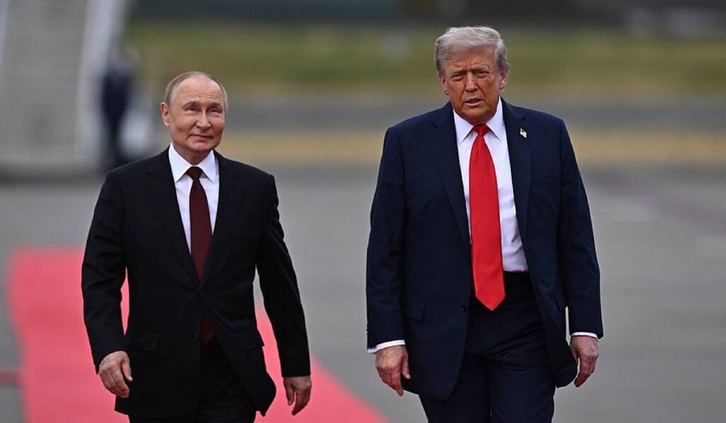 Președintele american Donald Trump a pășit pe covorul roșu alături de președintele rus Vladimir Putin înainte de întâlnirea lor din Alaska.