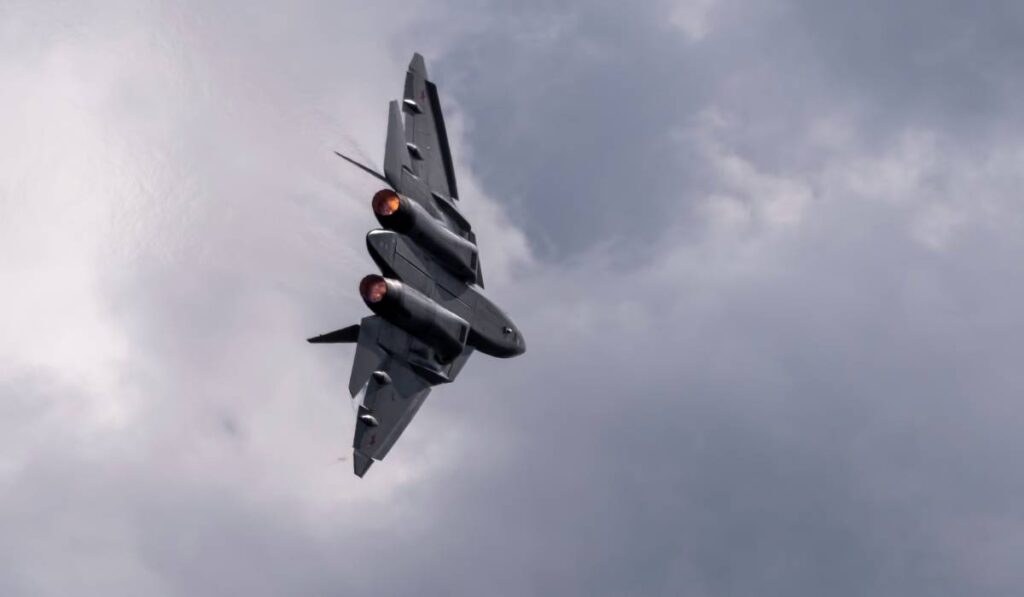 Un avion militar în timp ce survolează pe cerul înnorat
