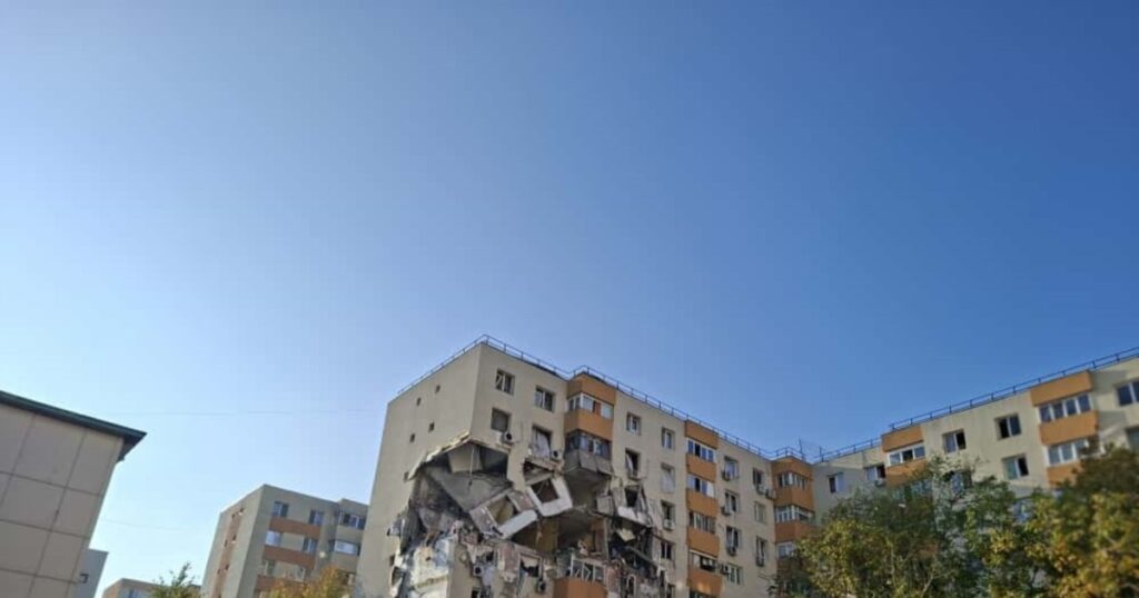 Două persoane decedate și alte 11 rănite după o explozie puternică într-un bloc din București