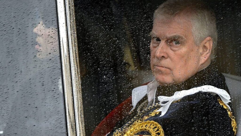 Ducele de York părăsind Abația Westminster, Londra, după încoronarea Regelui Carol al III-lea și a Reginei Camilla. Prințul Andrew nu va mai folosi toate titlurile și onorurile sale, foto mai 2023