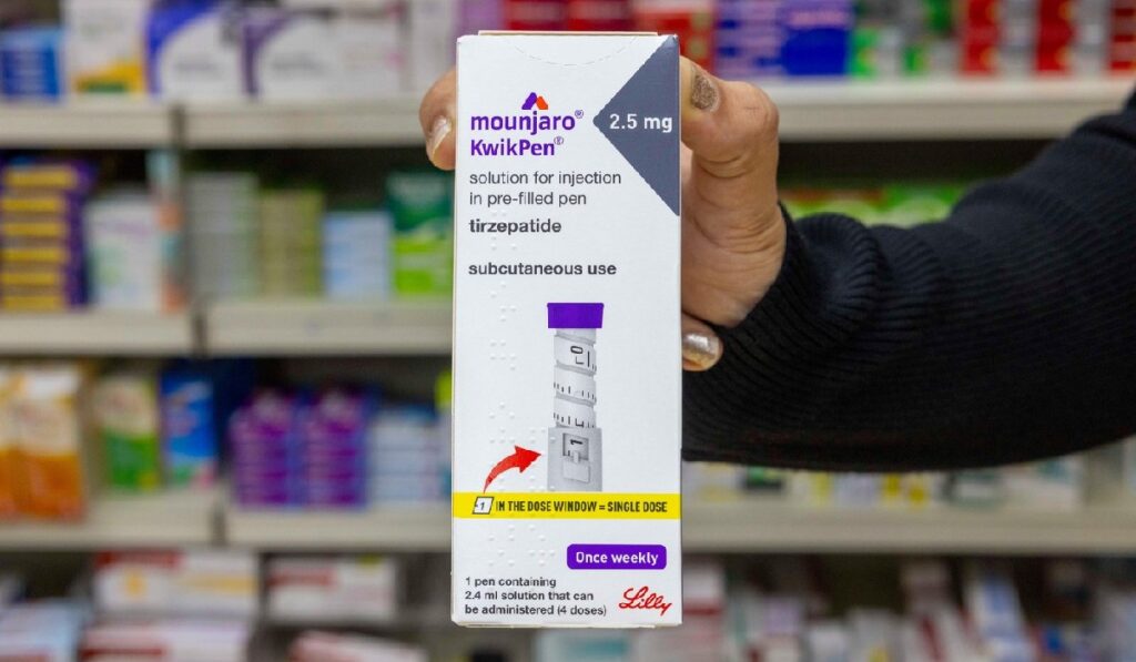 Londra, Marea Britanie, 29 august 2025 Medicamentul pentru slăbit Mounjaro fotografiat într-o farmacie