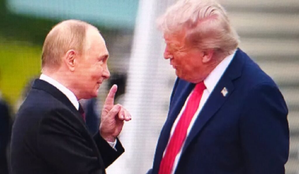 Președintele rus Vladimir Putin gesticulează în fața lui Donald Trump