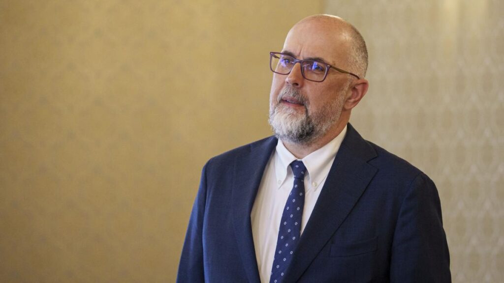 Economia României e blocată. Nu putem reduce deficitul doar prin taxe mai mari