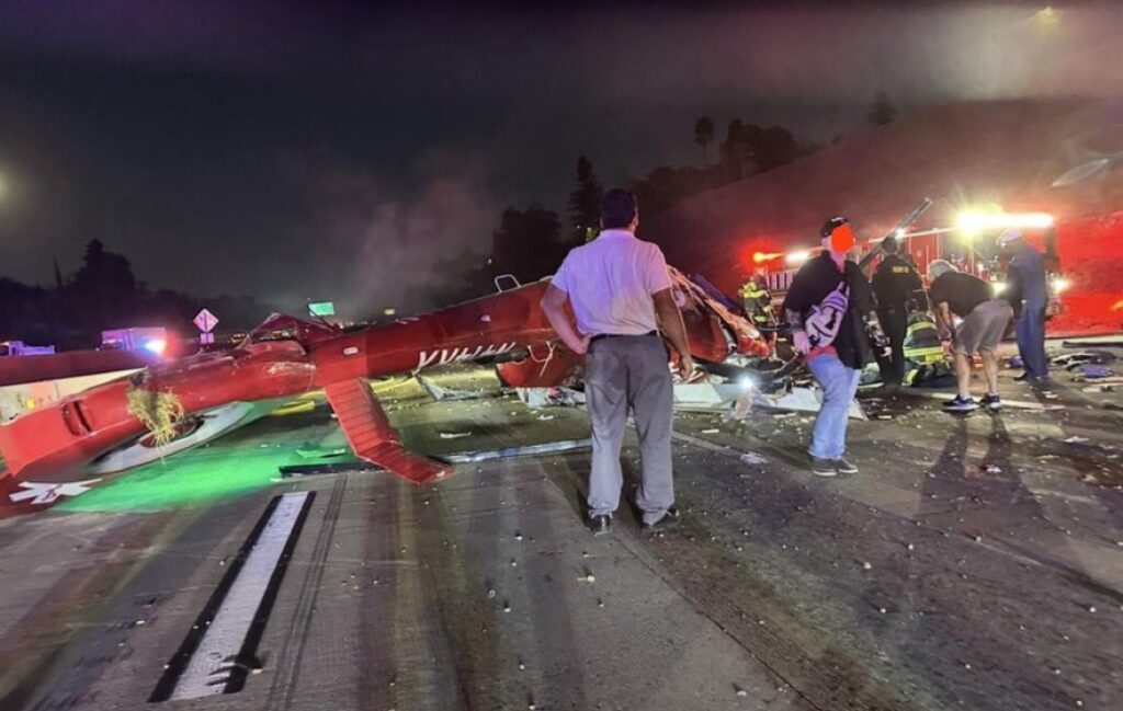 Elicopter medical cu trei răniți la bord prăbușit pe o autostradă din Sacramento