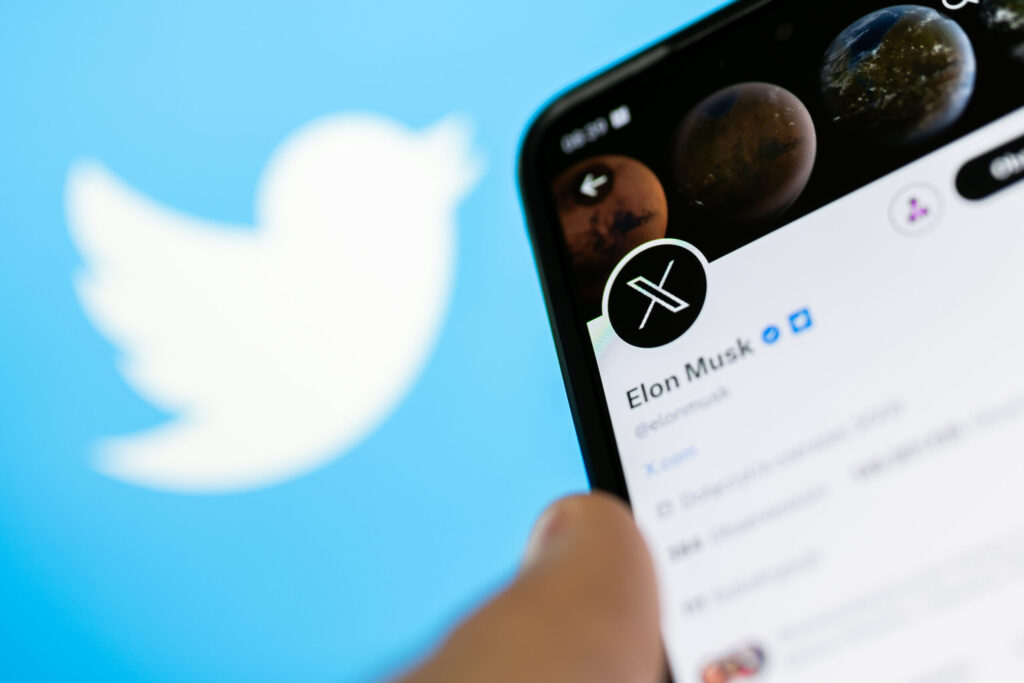Elon Musk ajunge la un acord cu patru foști directori ai Twitter care cereau 128 milioane de dolari