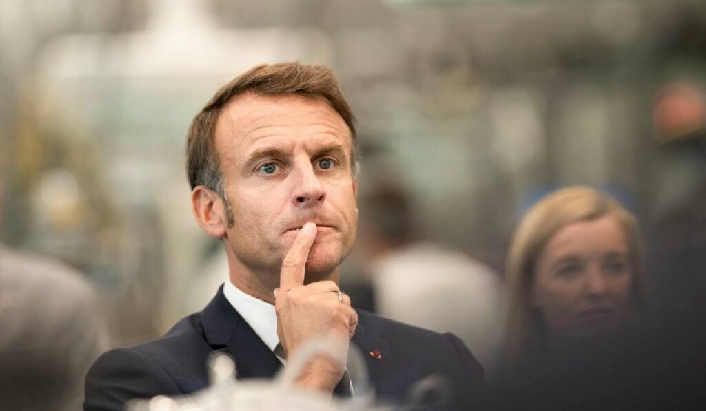 Președintele Macron, gânditor, portret în mulțime