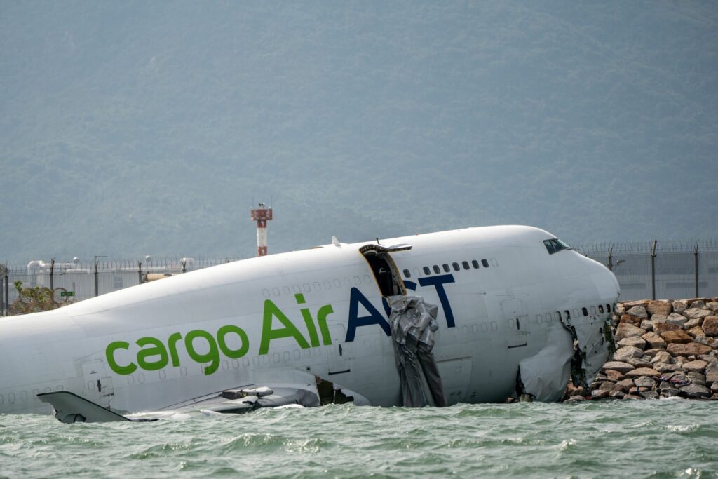 Epava principală a avionului cargo, recuperată după prăbușirea mortală la Hong Kong Epava principală a avionului cargo, recuperată după prăbușirea mortală la Hong Kong