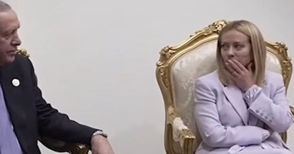Erdogan vrea s-o convingă pe Georgia Meloni să renunţe la fumat. Răspunsul care provoacă „fiori” al premierului Italiei