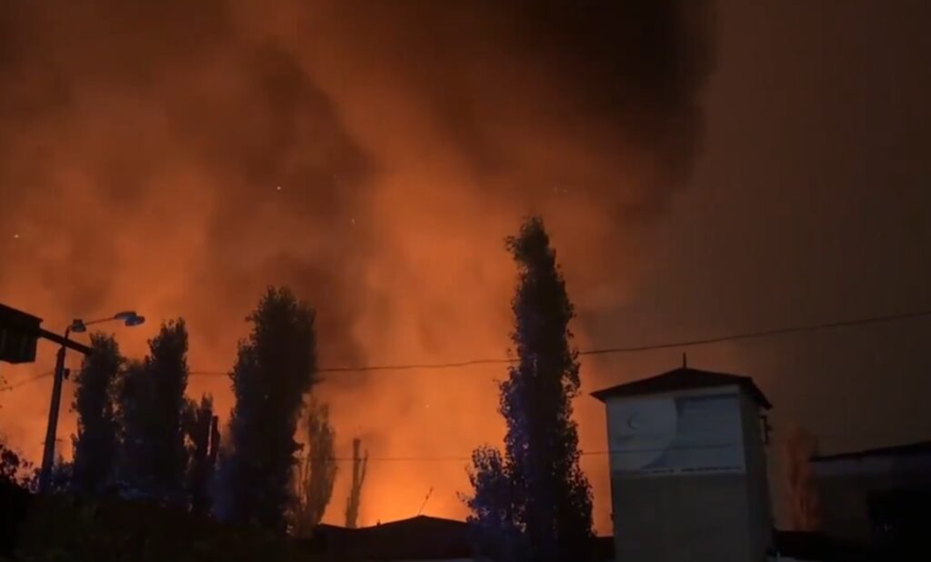 Explozii puternice, șapte răniți și clădiri civile avariate